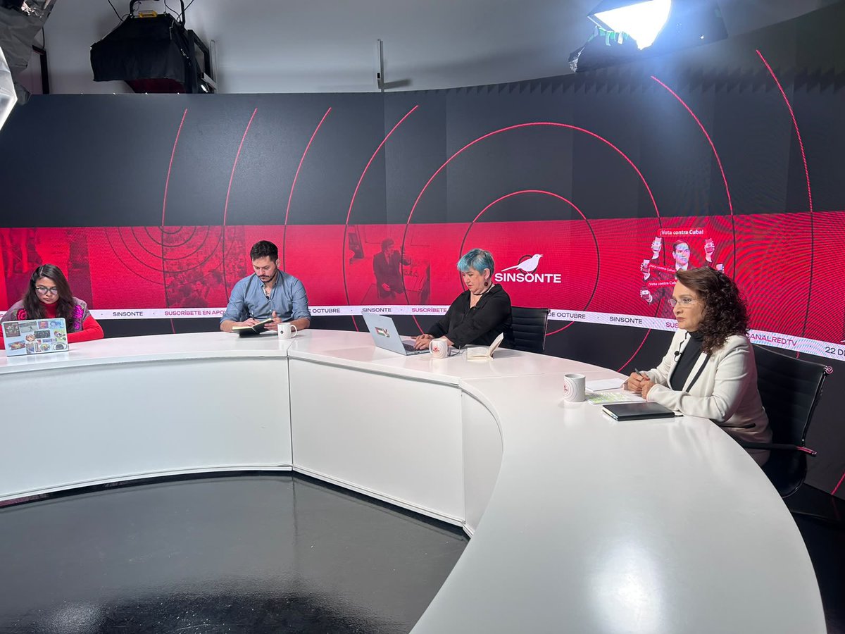 Dolores_PL's tweet photo. #EnVivo en la  #MesaDeAnálisis con @danielapastrana en #Sinsonte  conversamos sobre: 
📌La situación en el IMSS
📌Crisis de agua en Jalisco 
📌Cuba en la ONU
#DoloresPadierna  #DoloresDiputada https://t.co/vFLliUoRK1