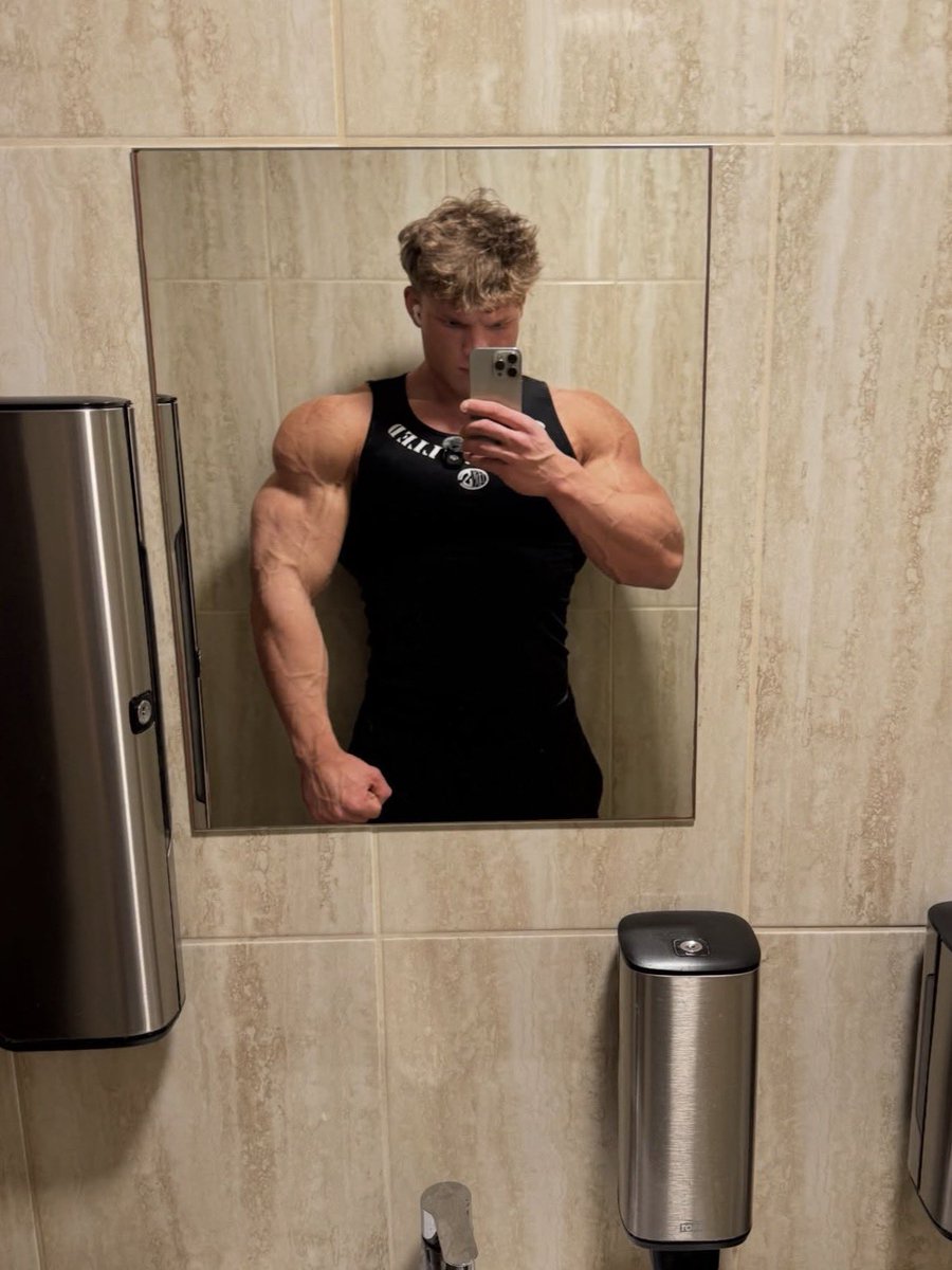 kostas_val7's tweet photo. These biceps weren't built to beg. 💪👑 I lead, you follow. If you want my attention, come prepared. 💸🖤 #Findom #MuscleDaddy #AlphaDom #PayPig #piggy https://t.co/0Wrx8Tpi9d
