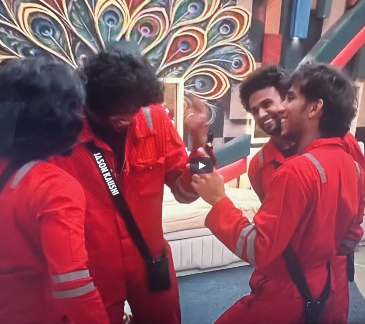 Creed_Banton's tweet photo. #Redteam : indha fun and unity starting la irundhu irundha, nalla irundhu irukkum. 

Anyways never too late. 

#bigboss10tamil https://t.co/j4HeP9Fym9