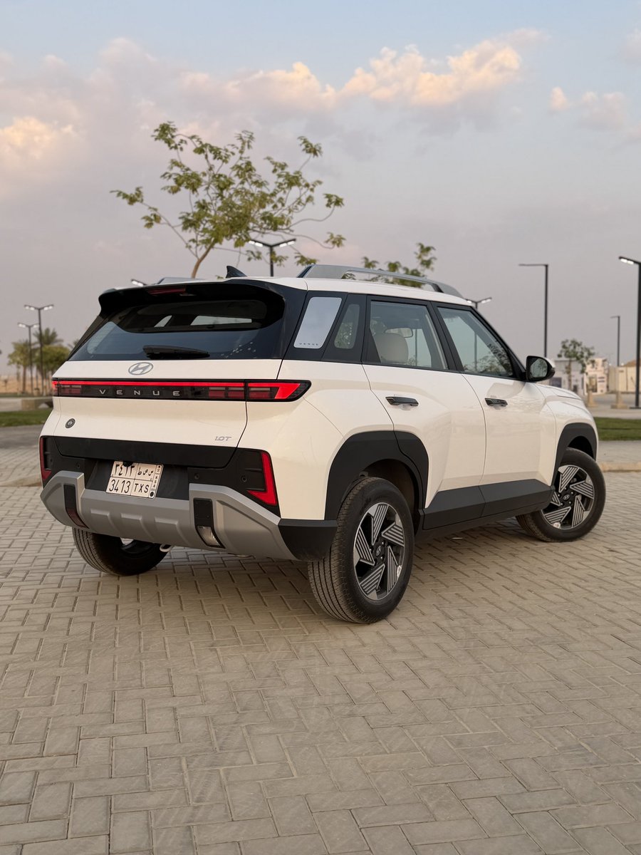 auto_catch's tweet photo. هيونداي فينيو ٢٠٢٧
كروس اوفر مدمج صغير اقتصادي القوه والمواصفات لاستخدام داخل المدينه
منافس لنيسان كيكس وتويوتا رايز وام جي زد اس 
يتوفر بمحرك ٣ سلندر سعة ١ لتر توربو يولد ١٢٠ حصان وعزم دوران حوالي ١٧٣ نيوتن متر بسحب امامي وناقل حركة اتوماتيك ٧ سرعات دبل كلتش 
سعرها من حوالي ٨٠ الى حوالي ٩٣ الف ريال 
“ماده اعلانيه"