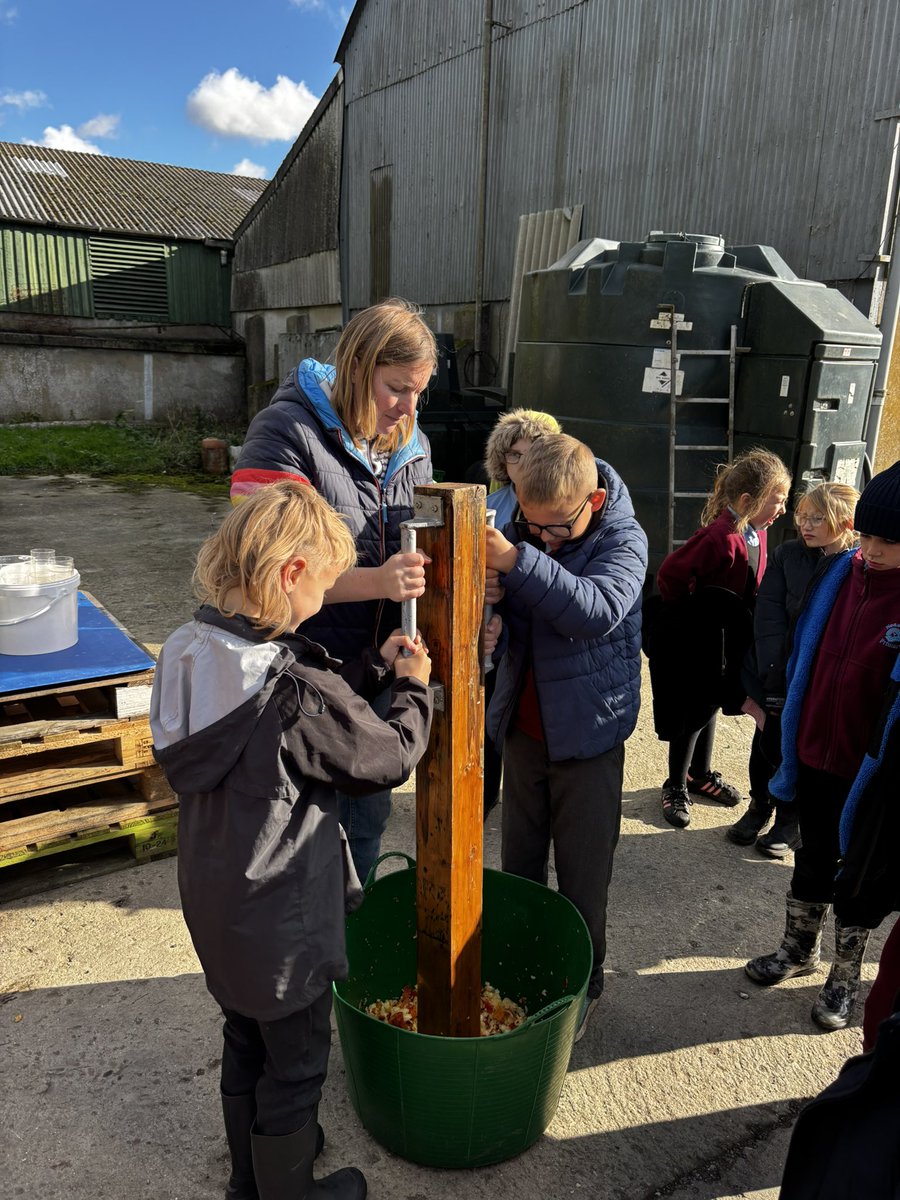 NeasdenPrimary's tweet photo. Making apple juice 🧃 https://t.co/5ExUV7hnL1