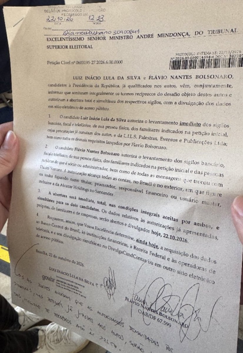 NewsLiberdade's tweet photo. 🚨URGENTE - Campanha de Lula e Flávio Bolsonaro assinam documento autorizando a quebra do sigilo de todos até meia noite de hoje https://t.co/mrY9EVn39Q
