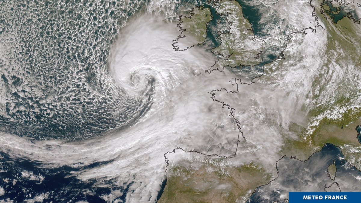 meteofrance's tweet photo. La tempête Austen en approche : ce soir et cette nuit, le vent se renforce nettement sur la Bretagne, puis la Manche. Les rafales atteindront jusqu'à 130-140 km/h sur les zones littorales.

Vendredi, l'épisode s'étend aux régions du nord. 15 départements en Vigilance orange Vent. https://t.co/lk80ctBAH5