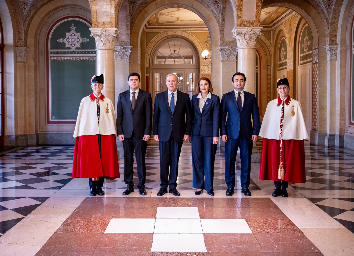 AzEmbBern tweet picture