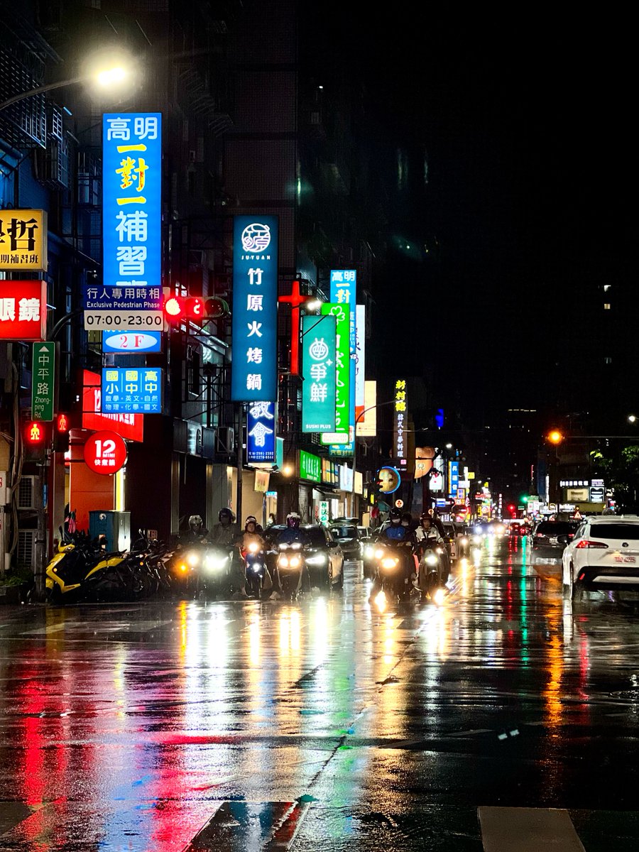 teporronax3's tweet photo. 雙北市這週幾乎天天下雨，雨勢斷斷續續、忽下忽停，真的很難判斷。出門前記得帶雨衣和雨傘，最好先做好防雨準備。大家保重！ https://t.co/oBLhLK7tTt