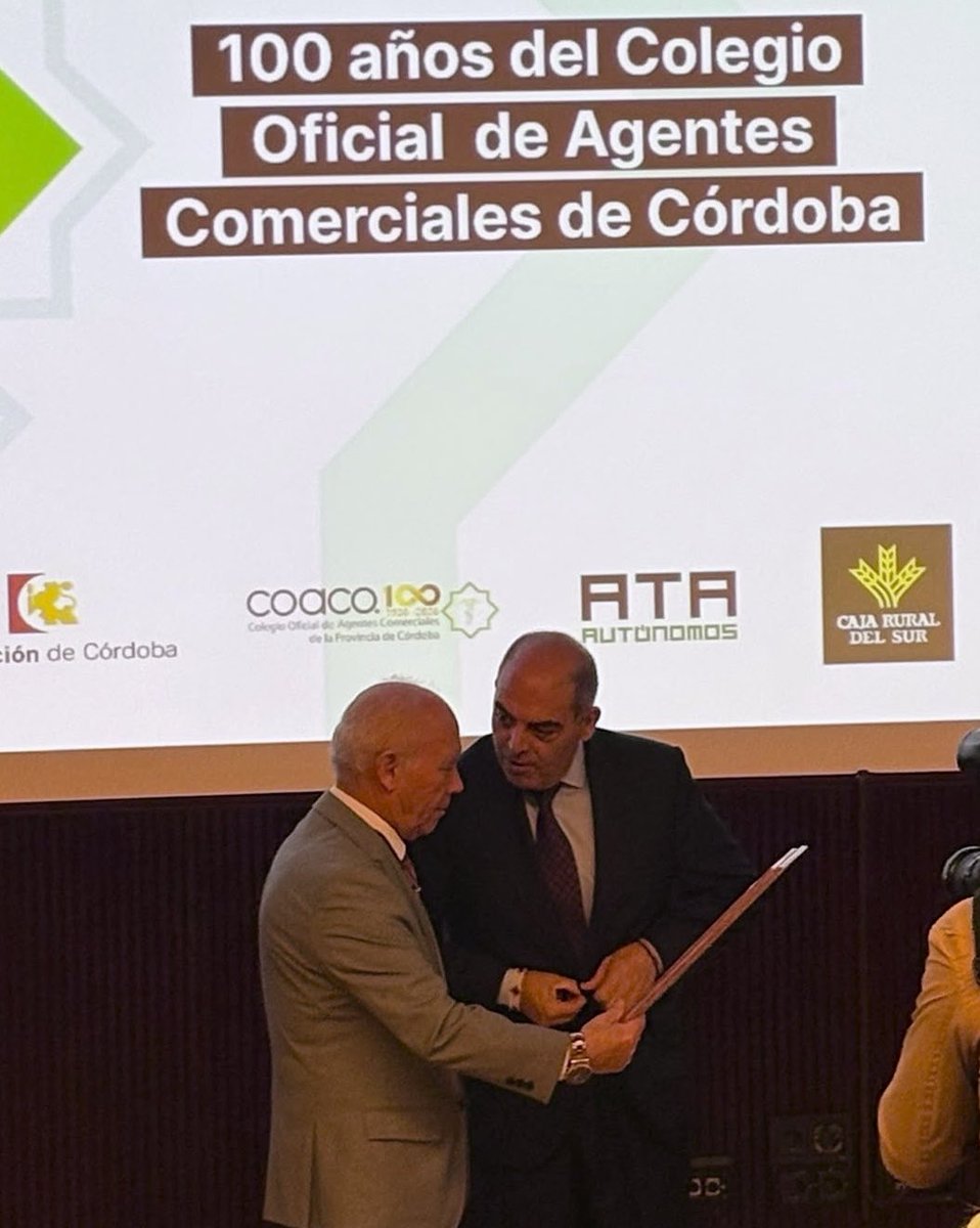 autonomosata's tweet photo. El colegio cordobés de los Agentes Comerciales se constituyó oficialmente el 15 de junio de 1926. Antonio del Pozo Yusta fue su primer presidente.
165 miembros que aportaban una cuota mensual de 5 pesetas. 

En su centenario han querido reconocer a nuestro presidente @lorenzoamor_ata como colegiado de honor.

Desde aquellos comienzos, la defensa de los intereses profesionales, la organización del colectivo y el respaldo a sus integrantes han marcado una trayectoria ligada a los cambios del comercio y de la sociedad cordobesa.

Por muchos años más.