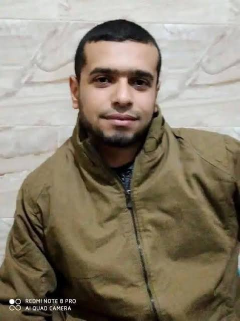 FayezShamm18239's tweet photo. اليوم شاهدت الموت يفرد أجنحته أمام بيتي المدمر
اليوم ارتجف قلبي من صوت الصاروخ، وغطتني سحابة من الدخان والغبار
اليوم ارتقى على باب بيتي أحمد بركة، شاب عربي فلسطيني يعتلي عجلة، سقط على رأسه الصاروخ كالصاعقة
اليوم شاهدت اللحم البشري يتناثر على حجارة الشارع.
ما أبشع الاحتلال الإسرائيلي!
وما أقذر صمت العالم!