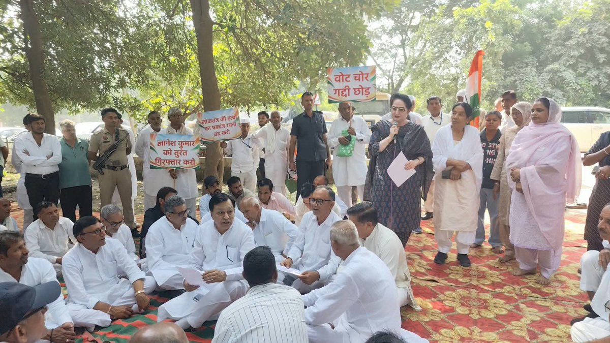 INCHaryana's tweet photo. 📍 फतेहाबाद 

ब्लॉक भट्टू कलां

"वोट बचाओ, देश बचाओ" अधिवेशन

फतेहाबाद के भट्टू कलां में ब्लॉक अधिवेशन का आयोजन किया गया। जिसमें "वोट बचाओ, देश बचाओ" कार्यक्रम की जिला प्रभारी एवं पूर्व महिला कांग्रेस अध्यक्ष श्रीमती @SudhaHpmc  जी ने जनसभा को संबोधित करने के पश्चात पैदल मार्च निकाला, अनुच्छेद 326 का पाठ किया गया तथा मुख्य चुनाव आयुक्त ज्ञानेश कुमार का पुतला दहन कर विरोध प्रदर्शन किया गया।

इसी दौरान फतेहाबाद से विधायक श्री बलवान सिंह दौलतपुरिया जी, फतेहाबाद जिला अध्यक्ष श्री अरविंद शर्मा जी, भट्टू कलां ब्लॉक अध्यक्ष श्री साजिंदर बेनीवाल जी सहित जिले के सम्मानित पदाधिकारी एवं कार्यकर्ता उपस्थित रहे। सभी ने लोकतांत्रिक मूल्यों की रक्षा तथा मतदाताओं के अधिकारों को सुरक्षित रखने के लिए संघर्ष जारी रखने का संकल्प लिया।

कांग्रेस के सभी पदाधिकारियों और कार्यकर्ताओं सहित ब्लॉक के सभी जिम्मेदार जागरूक नागरिकों ने लोकतंत्र बचाने का संकल्प लेते हुए अपनी सक्रिय भूमिका निभाई ।

कार्यक्रम में लोकतंत्र की रक्षा, मताधिकार के प्रति जागरूकता और संगठन को जमीनी स्तर पर मजबूत बनाने के साथ कांग्रेस नेतृत्व द्वारा कार्यकर्ताओं से एकजुट होकर अभियान को आगे बढ़ाने का आह्वान किया गया।

@kharge 
@RahulGandhi 
@priyankagandhi 
@kcvenugopalmp 
@SanjaySDutt 
@raonarenderinc 
@BhupinderShooda 
@JitendraBaghel_ 
@INCIndia