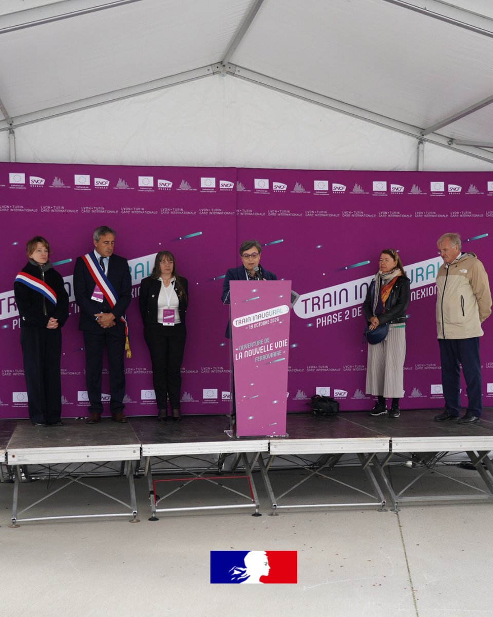 Prefet73's tweet photo. 🚆 #LyonTurin | Ce lundi 19 octobre, Magali Spaniol, sous-préfète de Saint-Jean-de-Maurienne, a participé à l'inauguration de la deuxième phase du chantier de l'interconnexion ferroviaire, marquée par la circulation d'un train inaugural entre les gares de Saint-Jean-de-Maurienne et de Saint-Michel-Valloire.

Menés par SNCF Réseau, ces travaux permettent désormais aux trains de voyageurs et de marchandises de circuler sur la nouvelle plateforme ferroviaire, tout en préparant le raccordement de la future ligne Lyon-Turin au tunnel de base du Mont-Cenis.

👷 Cette opération d'envergure a mobilisé 250 personnes et plus de 25 entreprises, notamment lors de quatre semaines de travaux intensifs pour finaliser les raccordements.

Cette nouvelle étape marque une avancée majeure du projet Lyon-Turin, destiné à développer le transport ferroviaire entre la France et l'Italie et à favoriser le report du transport de marchandises de la route vers le rail.