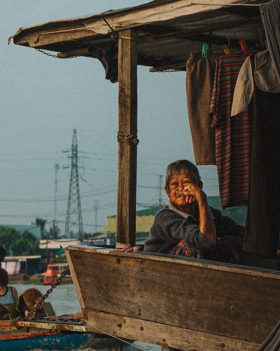 fdmes's tweet photo. Mekong, 2025

All’alba, la luce rarefatta rende tutto più chiaro. Il tempo sembra rallentare, ma ogni dettaglio si definisce. Si pensa alla giornata che inizia e si stende il bucato. https://t.co/y6LVx5U9LX