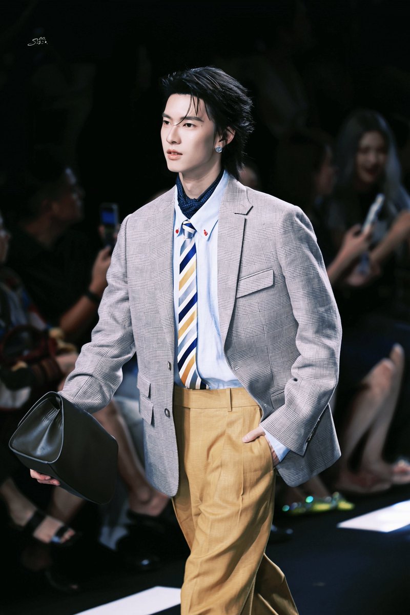 SiSi00606's tweet photo. My one and only focus 🖤🤍

@ppoohkt   ੯‧̀͡⬮\    #ppoohkt
#PooHHooPers

#ELLEFashionWeek2026xPoohPavel 
#ELLEFashionWeek2026 #EFW26ATICONSIAM https://t.co/77wXUg3Vx0