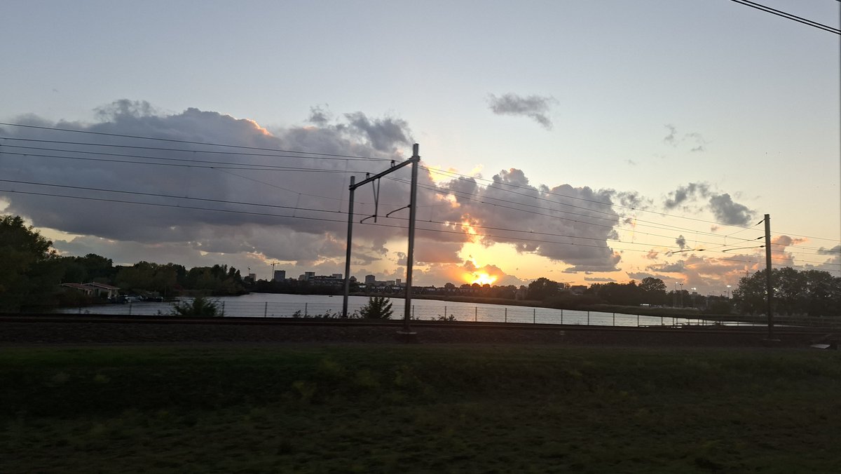 Fluitmonster's tweet photo. #zonsondergang https://t.co/uCO2h1nJN4