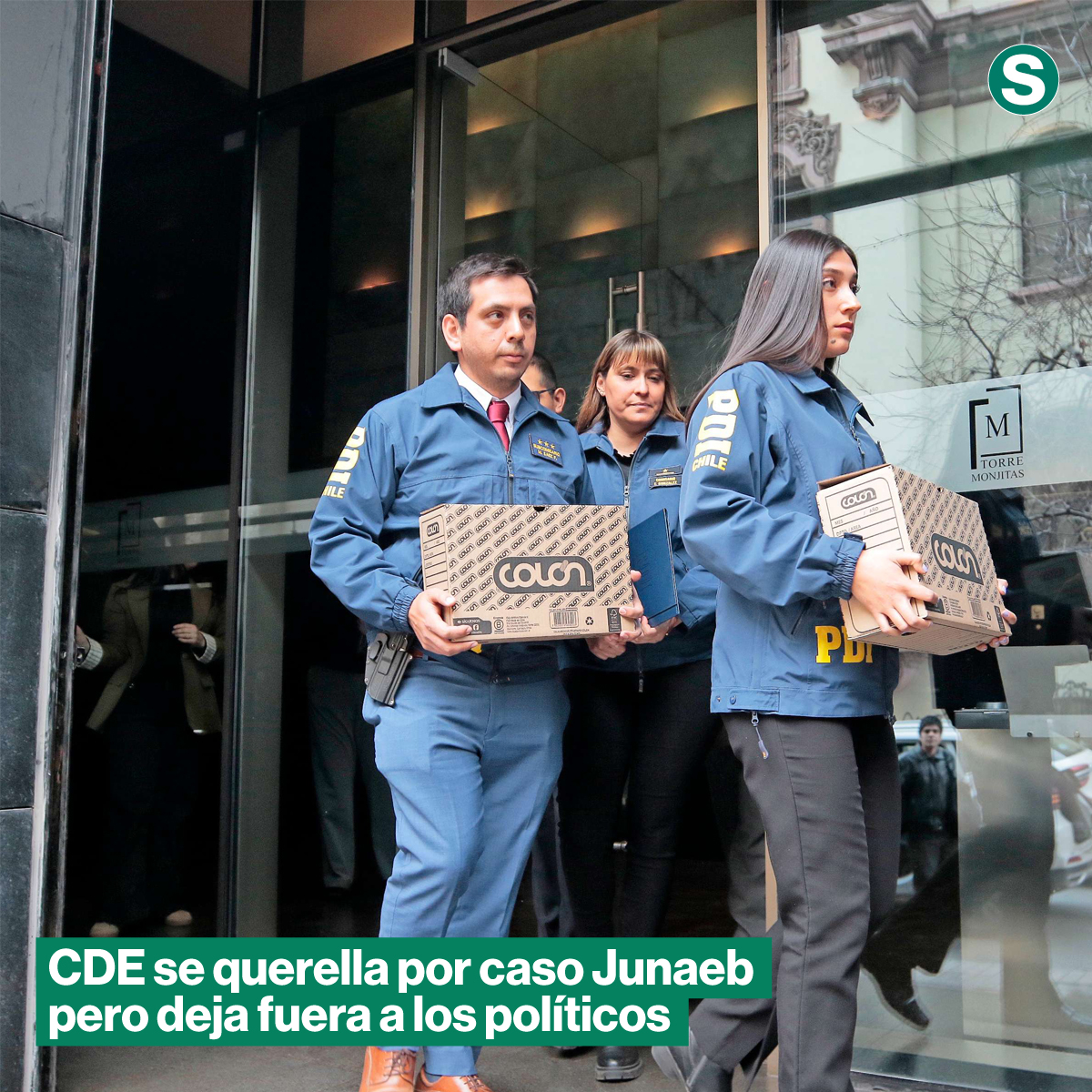 La_Segunda's tweet photo. La Fiscalía pidió diligencias que alcanzaban a políticos en el caso Junaeb, pero el CDE no los incluyó en su querella. El organismo sí apunta a exfuncionarios y contratos cuestionados, entre ellos pagos por más de $14 mil millones a SOSER por onces escolares.
👉 https://t.co/O4I9zAIkLc