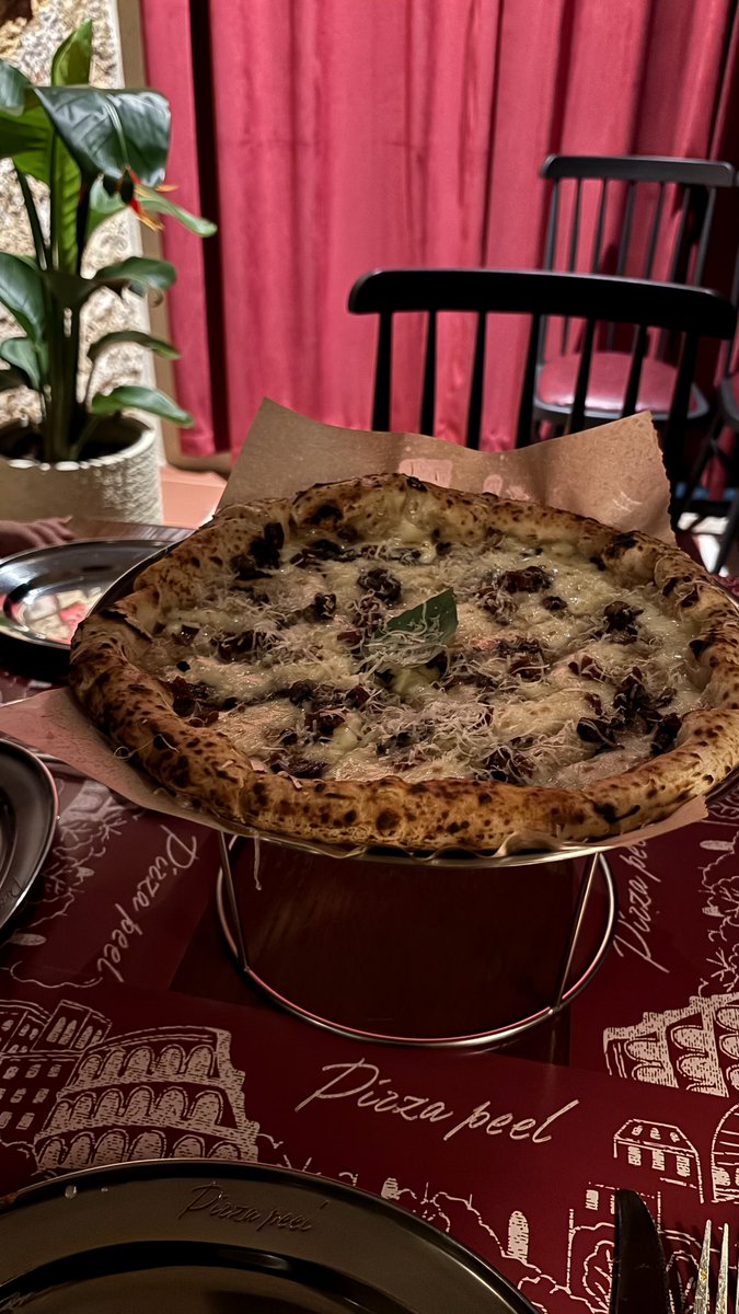 nrelvr's tweet photo. Family dinner🍕🪄😋 https://t.co/NQTukYB04o