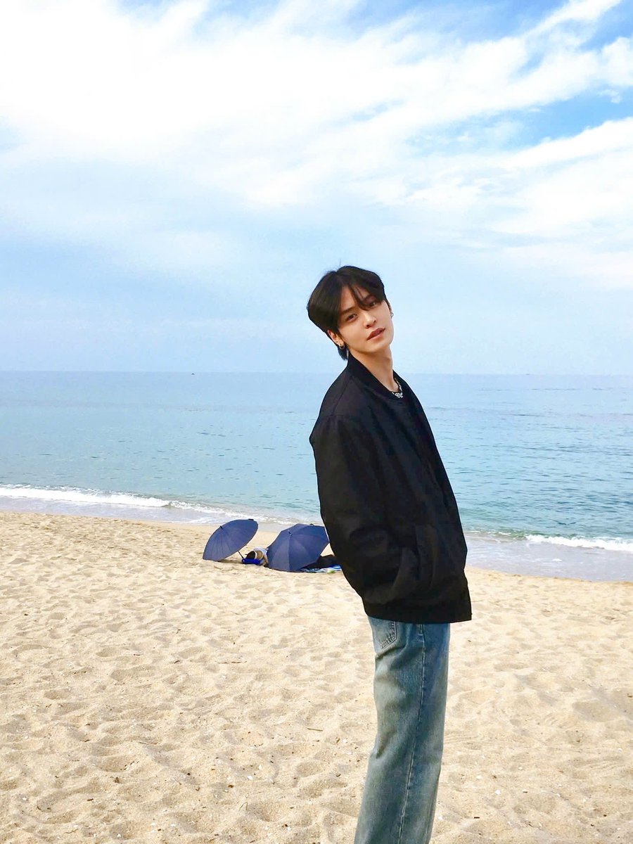 LoveTPST0203's tweet photo. 🦉🫧 : " ... Có rất nhiều iE khác nhau: có những người từng là iE của mình, có những người đến tận bây giờ vẫn là iE của mình, và cả những người chỉ lặng lẽ dõi theo mình từ xa.
Sau khi tin nhóm tạm ngừng hoạt động được công bố, đã có rất nhiều bạn—sau một khoảng thời gian dài—đã tìm quay trở lại với mình.
... Các bạn đã tìm đến 🫧 của mình và để lại những dòng nhắn gửi như: "Thời gian qua cậu đã vất vả nhiều rồi", "Cậu làm tốt lắm", "Sau này tụi mình vẫn sẽ luôn ủng hộ cậu".
Khi đọc từng tin nhắn một, mình đã suy nghĩ rất nhiều. Ban đầu, mình không hiểu cảm xúc ấy là gì, cũng chẳng biết phải gọi tên nó như thế nào. Nhưng khi nhìn lại, mình nhận ra rằng cảm xúc mình thực sự cảm nhận được chính là mừng rỡ & xúc động khi gặp lại.
​Mình mừng vì những người bạn vắng bóng đã lâu nay lại tìm về. Mình cũng cảm thấy vô cùng biết ơn vì dù đã trôi qua một khoảng thời gian dài, mọi người vẫn nhớ & ủng hộ mình.
Đồng thời, mình cũng cảm thấy vô cùng biết ơn những iE đã luôn ở bên cạnh mình, cả trong hiện tại lẫn suốt chặng đường vừa qua.

Có một điều mình mong mọi người đừng hiểu lầm. Như mình đã nói, các iE đang ở cạnh mình lúc này là điều vô cùng quý giá. Chính vì vậy, mình đã cố gắng thường xuyên lên 🫧hơn, chia sẻ ảnh với mọi người & nỗ lực hết sức theo cách riêng của mình để duy trì sự kết nối này, chưa bao giờ muốn buông bỏ nó.
Mình biết mỗi người sẽ có cách cảm nhận & góc nhìn khác nhau, nên có thể những điều mình muốn truyền tải đã không đến được với tất cả mọi người như mình mong muốn. Có lẽ đây cũng là một chút tham vọng từ phía mình... nhưng mình thực lòng mong rằng những gì mình muốn gửi gắm có thể chạm được đến trái tim mọi người."

/bản dịch tham khảo/

Út à, chị tin là sự chân thành của Út đã chạm đến mọi người . Sau này hãy tiếp tục đồng hành nhé.