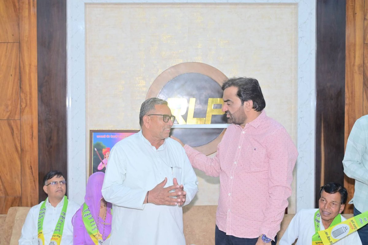 hanumanbeniwal's tweet photo. आज नागौर आवास पर बीकानेर जिले के कांग्रेस पार्टी के जिला उपाध्यक्ष श्री रेखाराम जी मेघवाल (कालवा) ने कांग्रेस पार्टी छोड़कर राष्ट्रीय लोकतांत्रिक पार्टी (RLP) की सदस्यता ग्रहण की।
राष्ट्रीय लोकतांत्रिक पार्टी के प्रति बढ़ते जनविश्वास और व्यवस्था परिवर्तन की विचारधारा से प्रभावित होकर विभिन्न राजनीतिक दलों के नेता एवं कार्यकर्ता लगातार RLP परिवार से जुड़ रहे हैं।
आपका RLP परिवार में हार्दिक स्वागत एवं अभिनंदन। 
इस अवसर पर बीकानेर जिला परिषद के वार्ड संख्या 39 से प्रत्याशी डॉक्टर विवेक जी माचरा भी उपस्थित रहे |