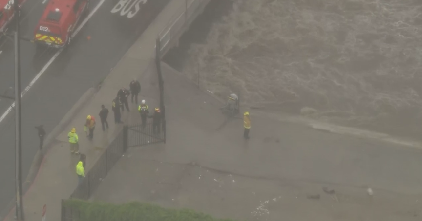 CBSLosAngeles's tweet photo. Man and woman rescued from water in North Hills, LAFD says https://t.co/FB5A8MKvu1