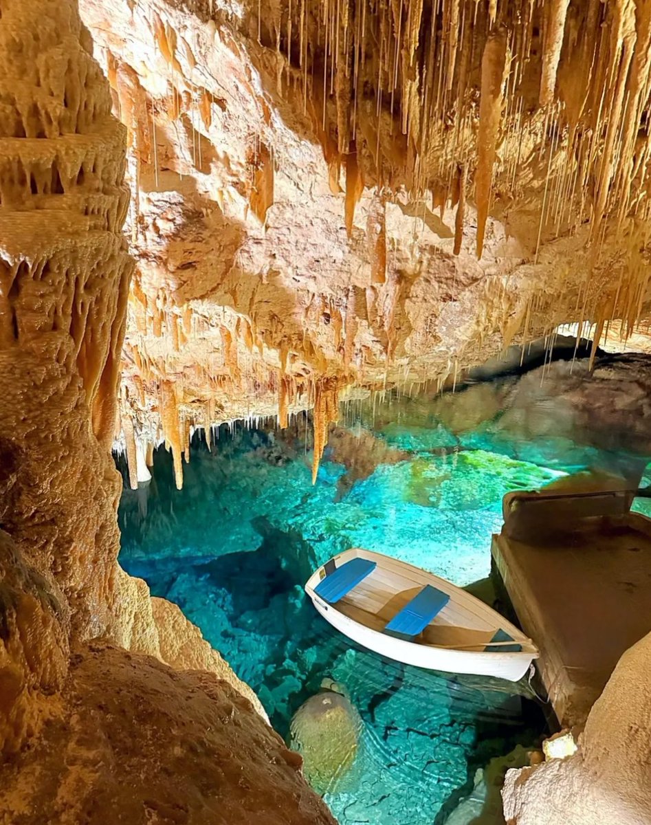 CornwallK8's tweet photo. I can't begin to explain how naturally beautiful the Fantasy and Crystal caves are. Thought to be over one million years old and absolutely magical! 💙🇧🇲
#StormHour #Bermuda #ThursdayVibes https://t.co/X708Q1kHqT