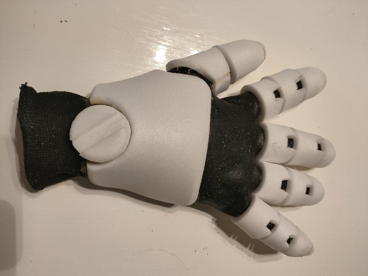 mayataka1214's tweet photo. 今更なんだが
やはり5mmを使用した弊害で指が太くバランス悪い
内側を捨てガワのみの精度に注力すべきなのか…
どーするか分からんが2mmと3mmのサンペルカ発注して検証がてらもう一個作ってみるか😓
うーん最適解が見つからない https://t.co/LjVYgcrRYi