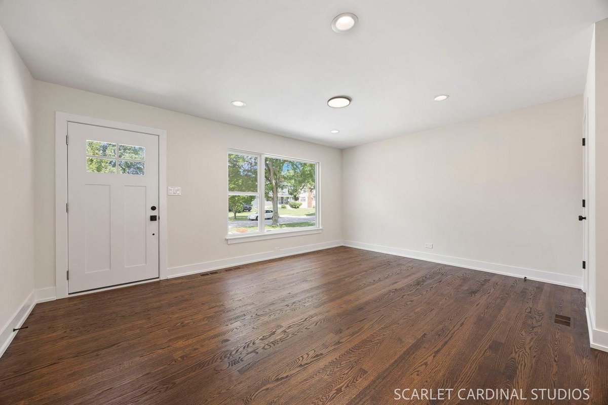 SuePearceTeam's tweet photo. Do you know someone looking for a great property in Lombard? Please pass this along! #HereToHelp https://t.co/4bw9Arxh5t