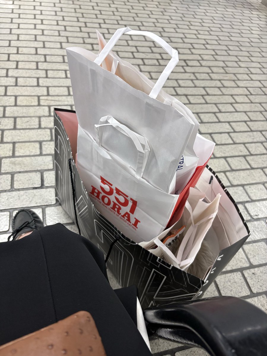SATSUKI_726's tweet photo. 昨日のビューティーワールドで大量に紙袋をげっとした←別に要らないw

そんな物よりアプグレの権利が欲しい。
w先行だし、毎度天井階から脱却させてくれる？ https://t.co/WnI9s5Hngw