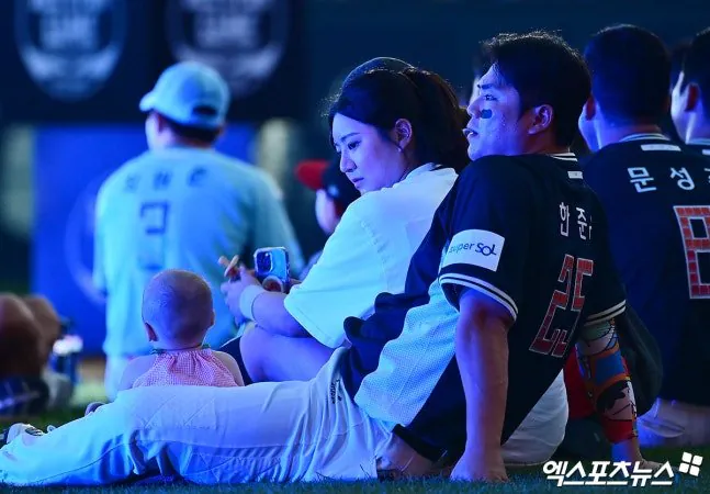 mintcryp's tweet photo. 김이서 전(前) 치어리더~

출산 후 아기와 함께한 모습인데요~ 

출산 직후라 살이 조금 오른 모습이지만,
지금은 많이 빠졌다고 하네요~

딸과 한준수 선수, 
김이서 전 치어리더까지!

세 식구가 함께 있는 모습이
참 단란하고 보기 좋네요~~

앞으로도 예쁜 아기와 함께
행복한 가정 꾸려가시길 바랍니다~