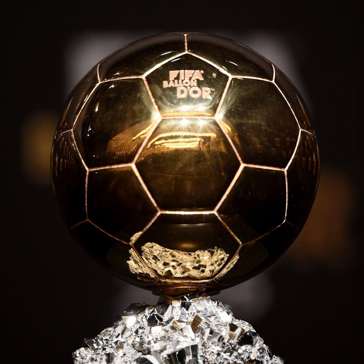 ActuFoot_'s tweet photo. 🚨🚨 Le REAL MADRID 🇪🇸 va faire son GRAND RETOUR à la cérémonie du BALLON D’OR 🌕 !!! 🤍🔙

Après avoir boycotté l’édition 2024 puis quasiment déserté celle de 2025, le club madrilène sera représenté en nombre ce lundi 26 octobre à Londres.

Plusieurs joueurs nommés sont attendus.

🗞️ @lequipe