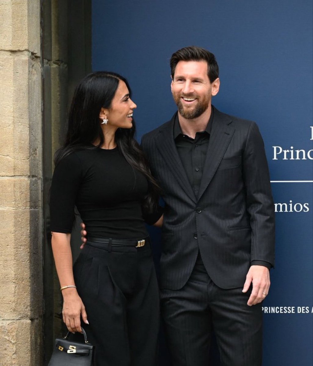 WinnaFC's tweet photo. 🚨📸| Lionel Messi and his wife Antonela giving the world the greatest couple pose ever. ❤️🐐 https://t.co/B8O795a4zO