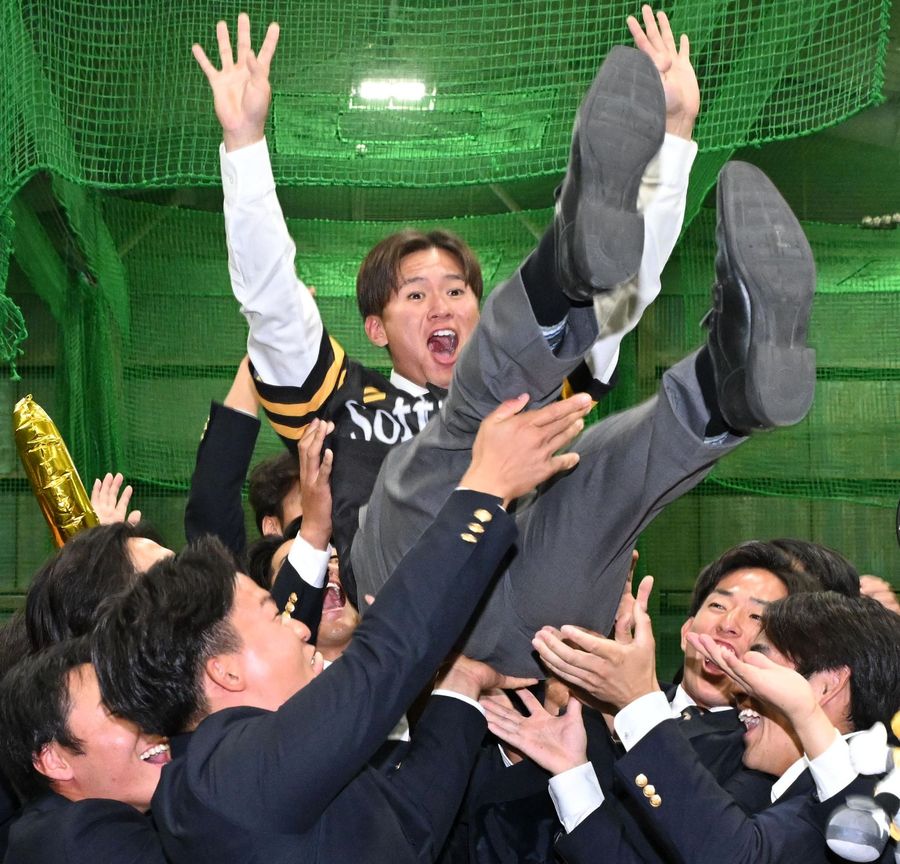 nishispo_hawks's tweet photo. 「センターやってるらしいな。レギュラーを取る気で…」　

4位指名野手が会見中に通話相手から受けた指名直後の〝訓示〟とは

▼記事はこちらから▼ #sbhawks
https://t.co/56FJnmGKWS https://t.co/e2VtgulPZH