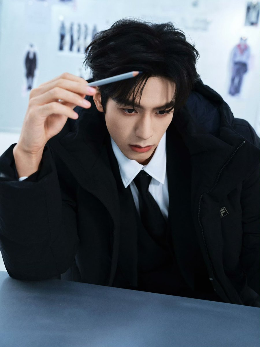 SWL99_update's tweet photo. 261022 | Studio Weibo Update

When warmth meets style, embrace the art of smart layering and unlock a whole new attitude toward winter fashion 👔❄️

#SongWeilong #宋威龙

1/4 https://t.co/Rbw68c5Zjn