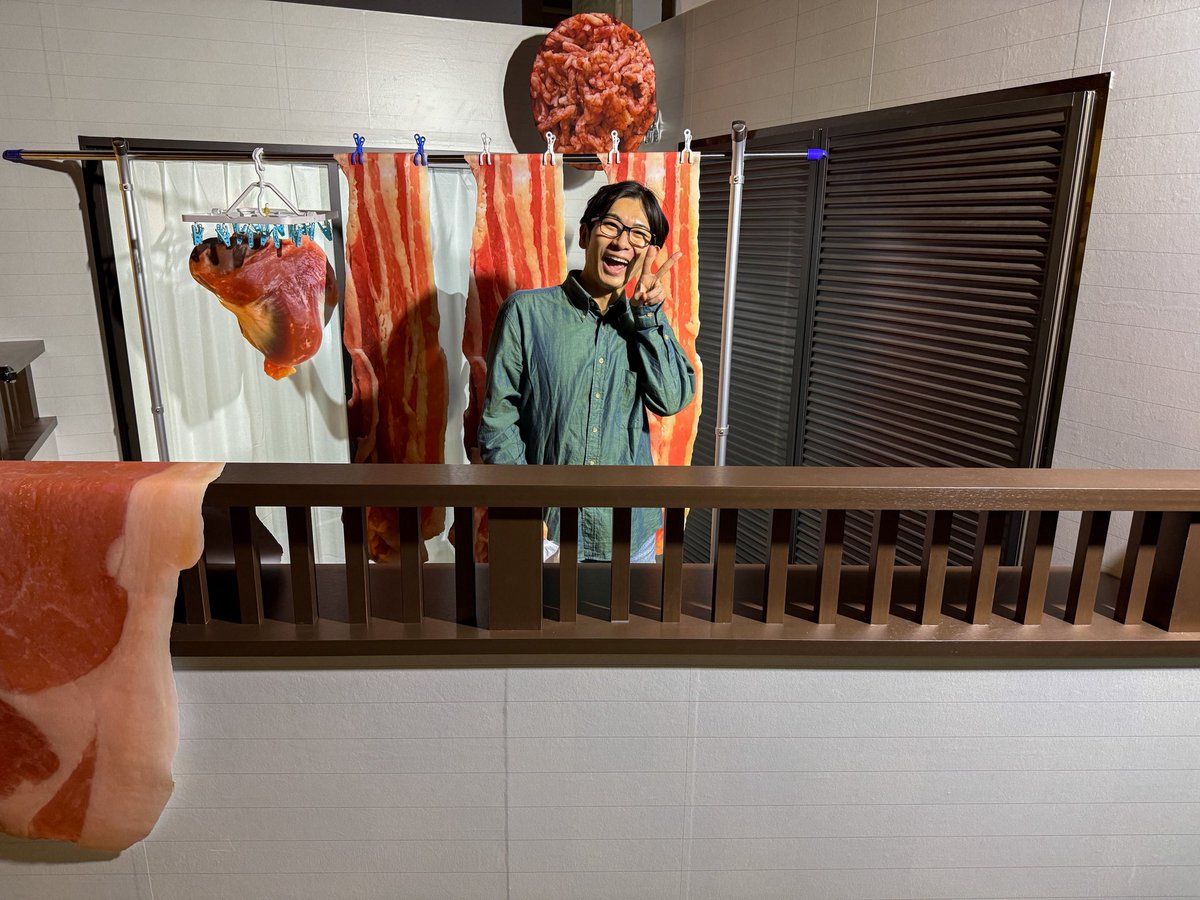 comi_kamado's tweet photo. 明日10/23（金）から始まる #雨穴の変な世界展 を先行体験させてもらいました！

遊園地×博物館のような空間に圧倒されっぱなしでした…。すごすぎる…。

「肉をベランダに干す」コーナーでは、お手軽に猟奇的な写真が撮れて最高です！

https://t.co/8q01PXrnWX https://t.co/JVWjRvZqrQ