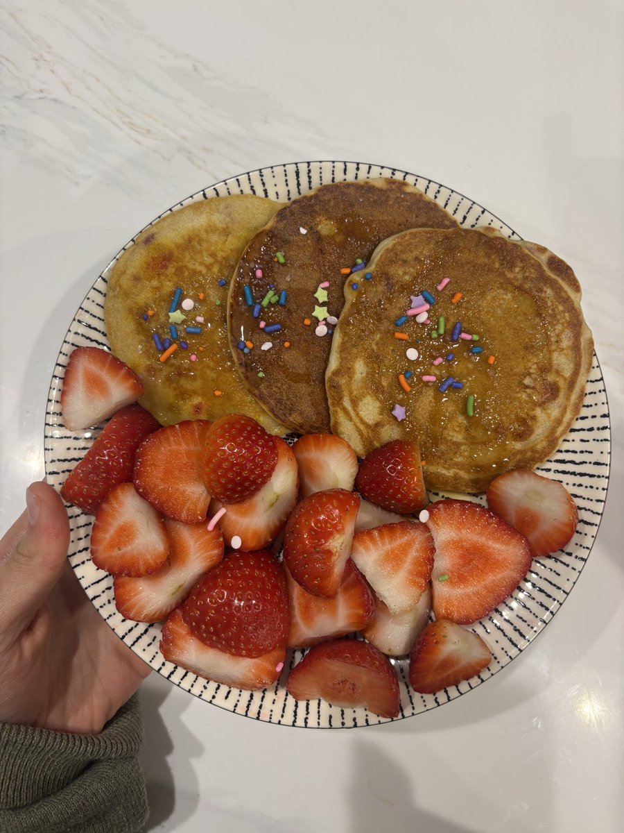 femmorexic's tweet photo. birthday cake protein pancakes 4 breakfast 264c (^o^) ୭ ˚. ᵎᵎ https://t.co/teI12LKKtY