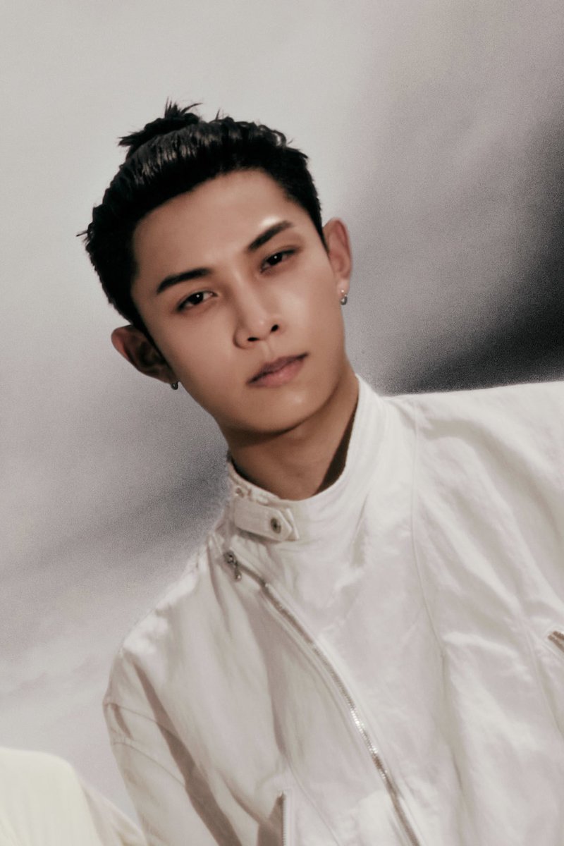 terjemahinRYUL's tweet photo. 🖤🤍

#률 #RYUL #롱샷 #LNGSHOT https://t.co/Izix4llJYX