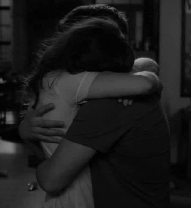Eterno_1973's tweet photo. Cuando no puedes hablar porque las lágrimas te ahogan , la mejor manera de decir adiós es un abrazo......... https://t.co/CEvFdJBSwz
