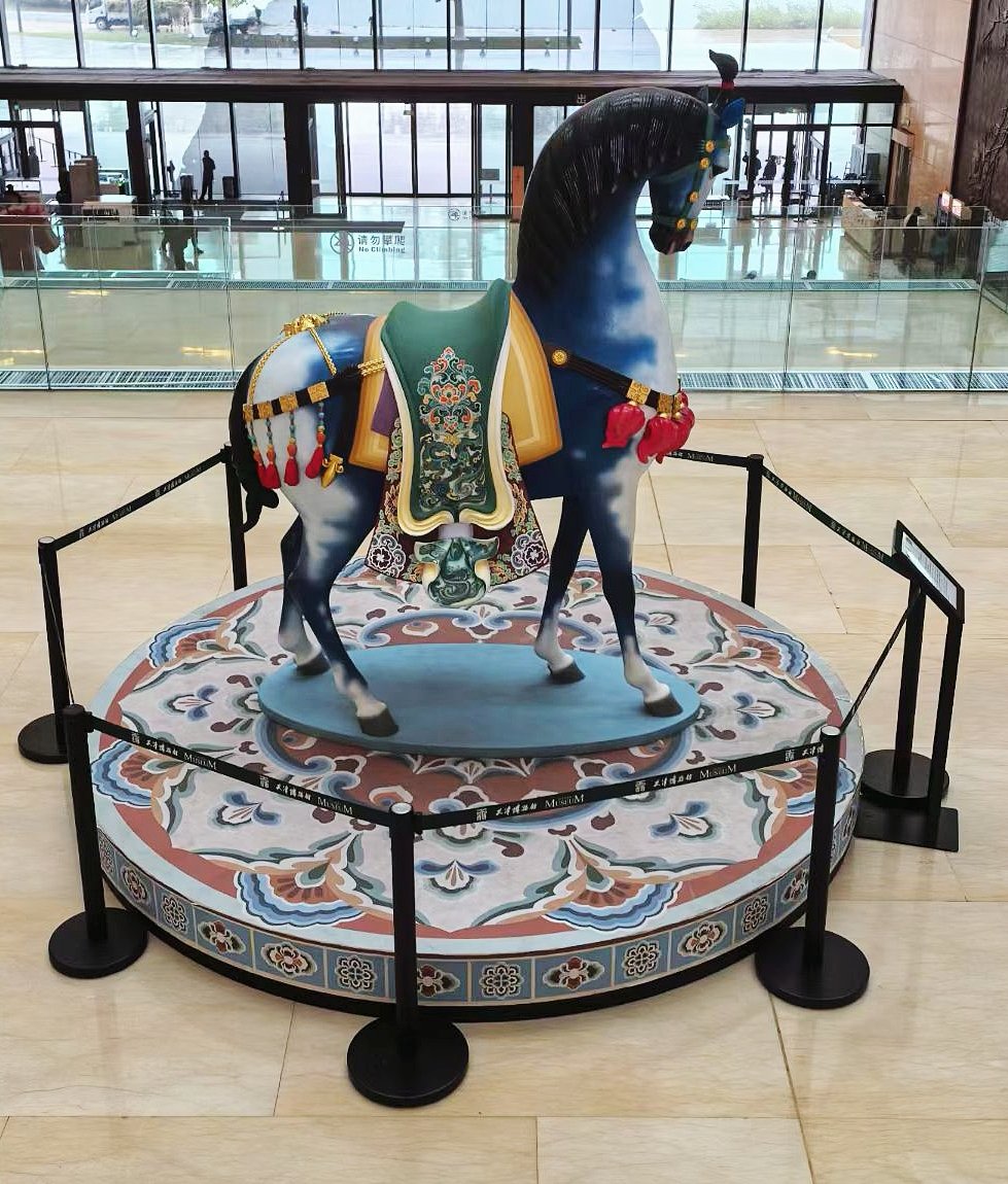 liangfe70628787's tweet photo. 这件作品叫《绀宝马》，是中国工艺美术大师陈毅谦的泥人张大型彩塑，在天津博物馆展出。它以北齐彩绘陶马为蓝本，底座与鞍饰借鉴唐代宝相花纹样，是2026马年主题创作，寓意马到成功、马上见喜。 https://t.co/nrV6ZiAmrm