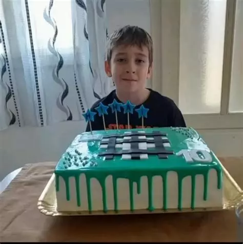 agpgroyp's tweet photo. Ehez képest én minden születésnapomat így töltöttem te hülye hüpergám szaros picsájú kurva https://t.co/vs29DwARVU