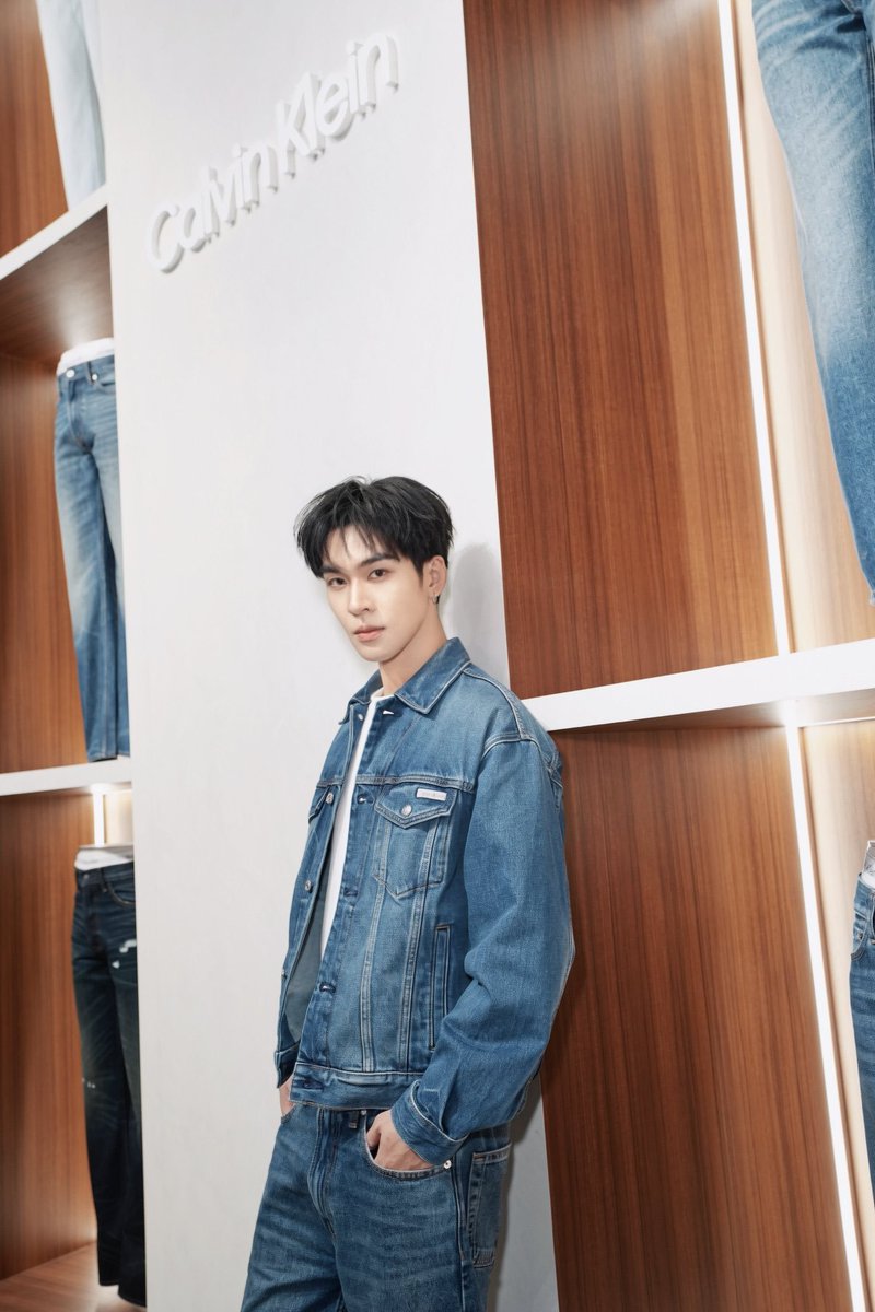 Robinson1620's tweet photo. อันนี่รูปอะไรอะคะ  อ่อ รูปหล่อ

AUAU IN CALVIN KLEIN
#CalvinKleinxAuAu https://t.co/3rGqwIrpYk