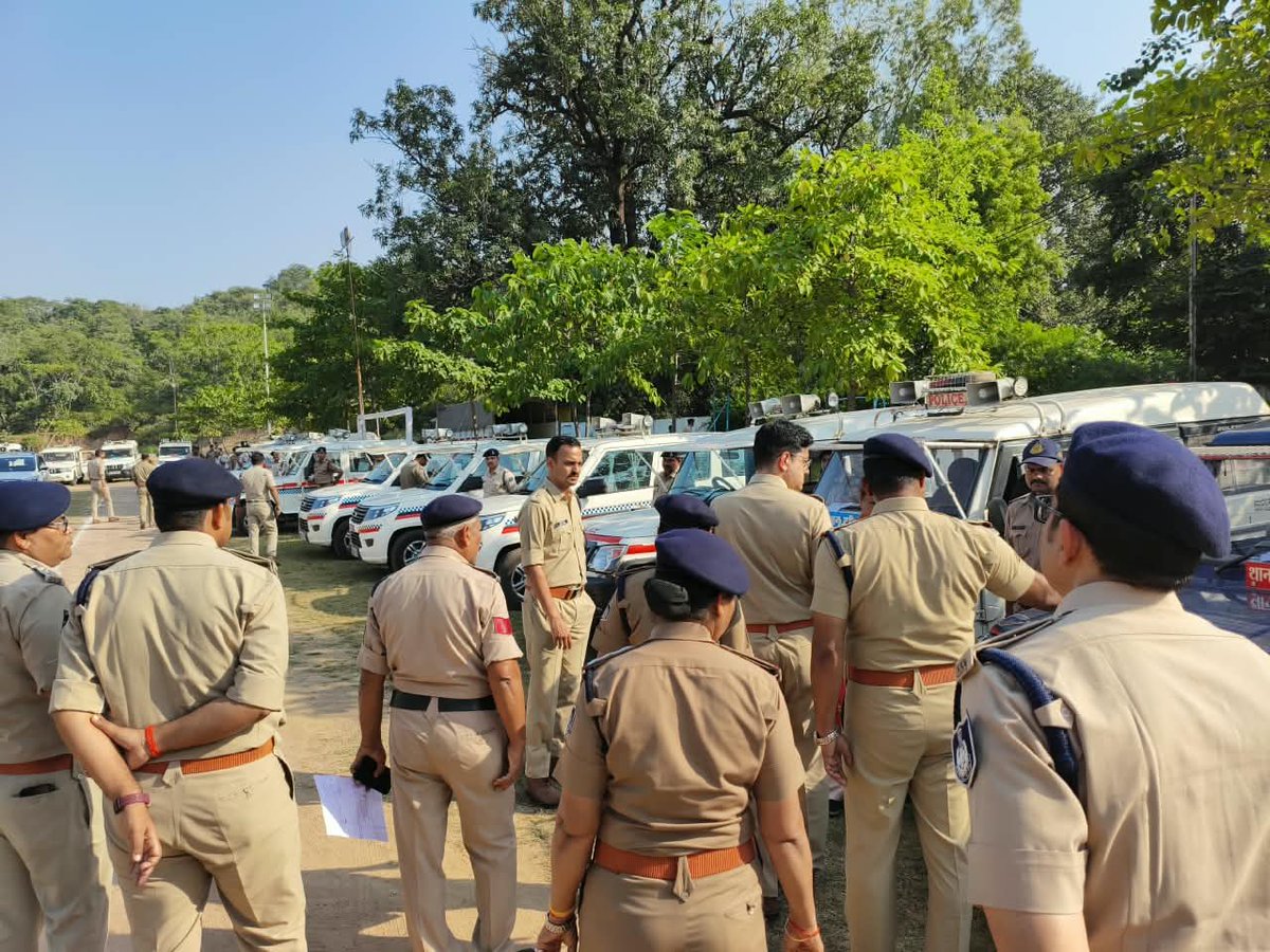 SpChhatarpur's tweet photo. पुलिस अधीक्षक छतरपुर श्री रजत सकलेचा द्वारा पुलिस परेड ग्राउंड में पुलिस लाइन एवं जिले के थाना-चौकियों के वाहनों का निरीक्षण किया गया। इस दौरान वाहनों की स्थिति, रखरखाव एवं कार्यशीलता चेक की गई, वाहन के रखरखाव के संबंध में संबंधित पुलिस अधिकारियों को निर्देश दिए गए। https://t.co/4cPN2hgHke