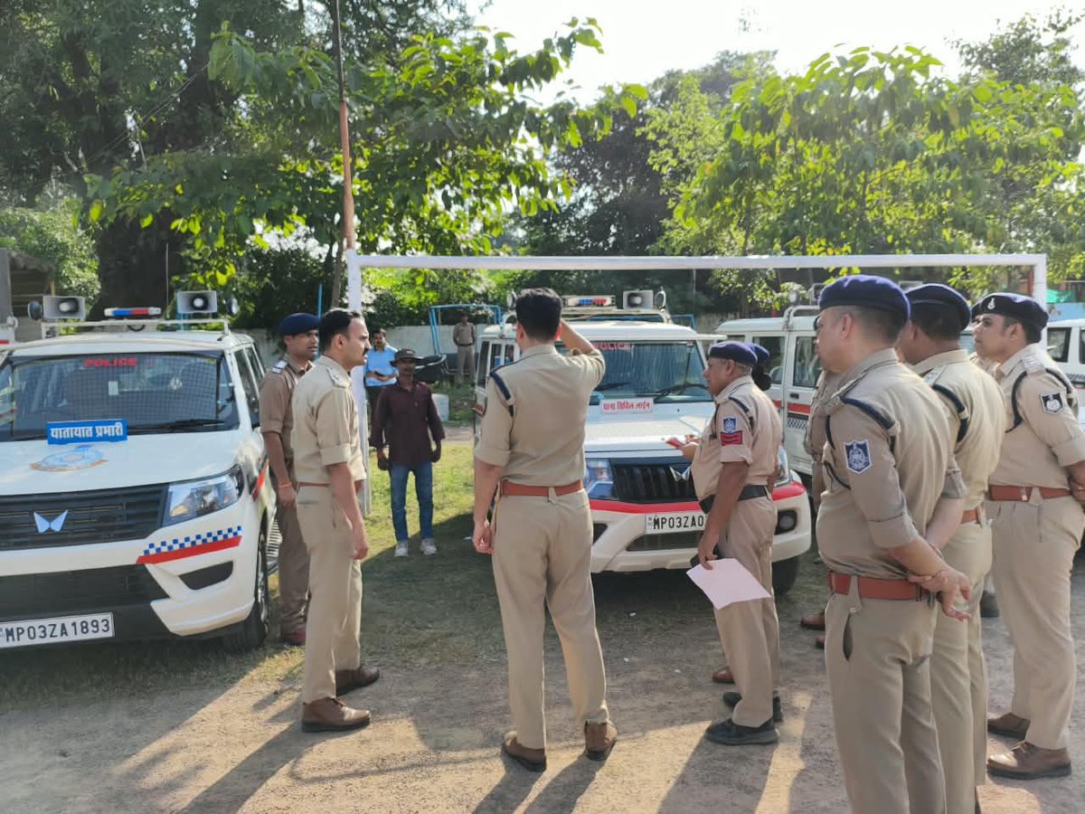 SpChhatarpur's tweet photo. पुलिस अधीक्षक छतरपुर श्री रजत सकलेचा द्वारा पुलिस परेड ग्राउंड में पुलिस लाइन एवं जिले के थाना-चौकियों के वाहनों का निरीक्षण किया गया। इस दौरान वाहनों की स्थिति, रखरखाव एवं कार्यशीलता चेक की गई, वाहन के रखरखाव के संबंध में संबंधित पुलिस अधिकारियों को निर्देश दिए गए। https://t.co/4cPN2hgHke