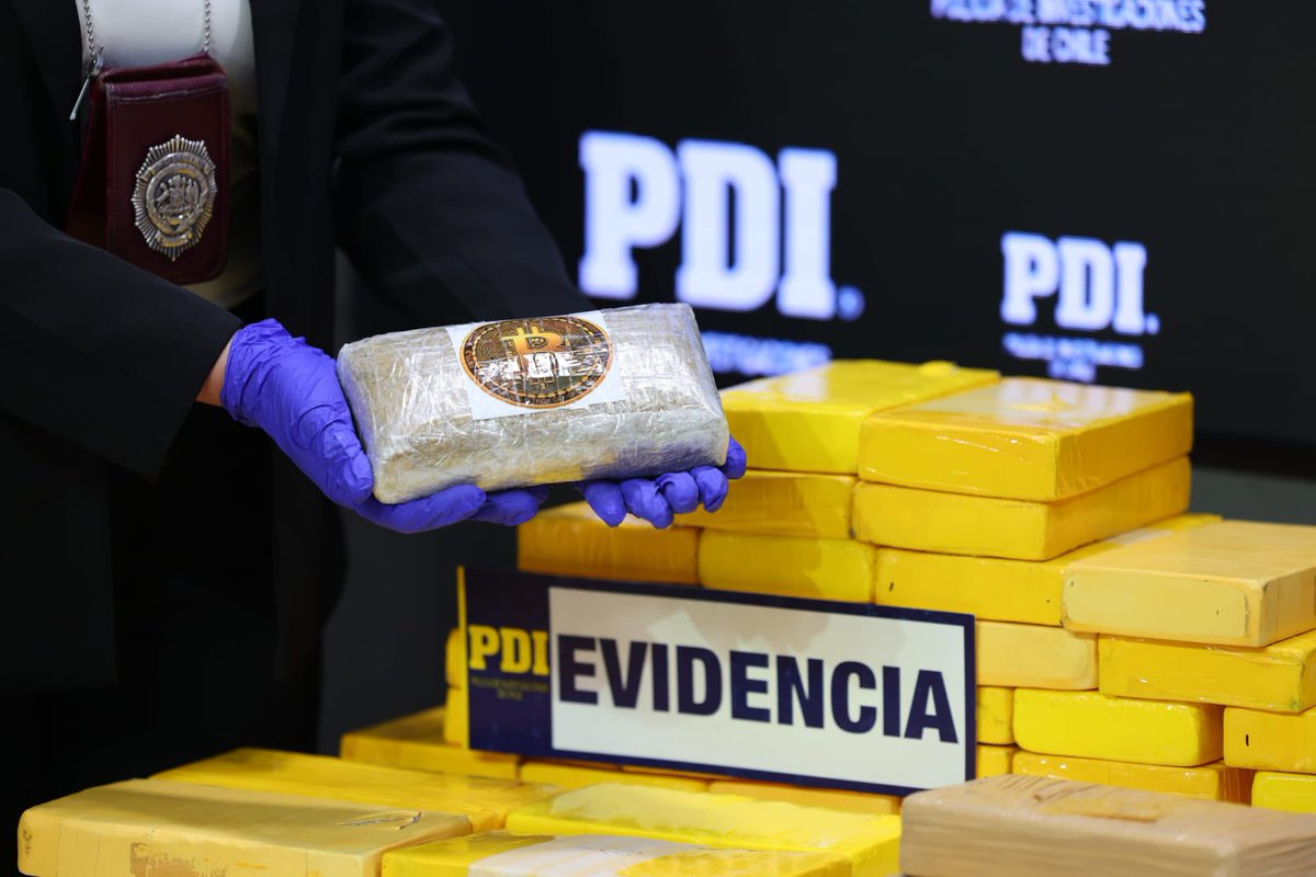 PDI_CHILE's tweet photo. 🔵*PAUTA DE PRENSA| PDI INCAUTA 739 KILOS DE DROGA AVALUADOS EN MÁS DE $13.500 MILLONES*

👉El Ministro de Seguridad Pública, Martín Arrau, el Director General de la PDI, Eduardo Cerna Lozano;  el Fiscal Regional Metropolitano Sur, Héctor Barros, y el Fiscal de Alta Complejidad, Sergio Soto, entregarán detalles del procedimiento que permitió detener a dos ciudadanos chilenos e incautar más de 739 kilos de droga, transportada desde la Región de Arica y Parinacota hacia Santiago en camiones acondicionados para ocultarla y distribuirla en la Región Metropolitana.