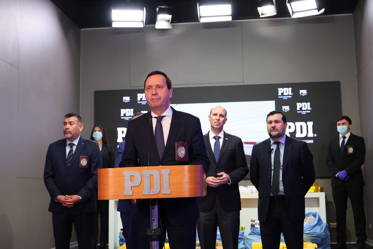 PDI_CHILE's tweet photo. 🔵*PAUTA DE PRENSA| PDI INCAUTA 739 KILOS DE DROGA AVALUADOS EN MÁS DE $13.500 MILLONES*

👉El Ministro de Seguridad Pública, Martín Arrau, el Director General de la PDI, Eduardo Cerna Lozano;  el Fiscal Regional Metropolitano Sur, Héctor Barros, y el Fiscal de Alta Complejidad, Sergio Soto, entregarán detalles del procedimiento que permitió detener a dos ciudadanos chilenos e incautar más de 739 kilos de droga, transportada desde la Región de Arica y Parinacota hacia Santiago en camiones acondicionados para ocultarla y distribuirla en la Región Metropolitana.