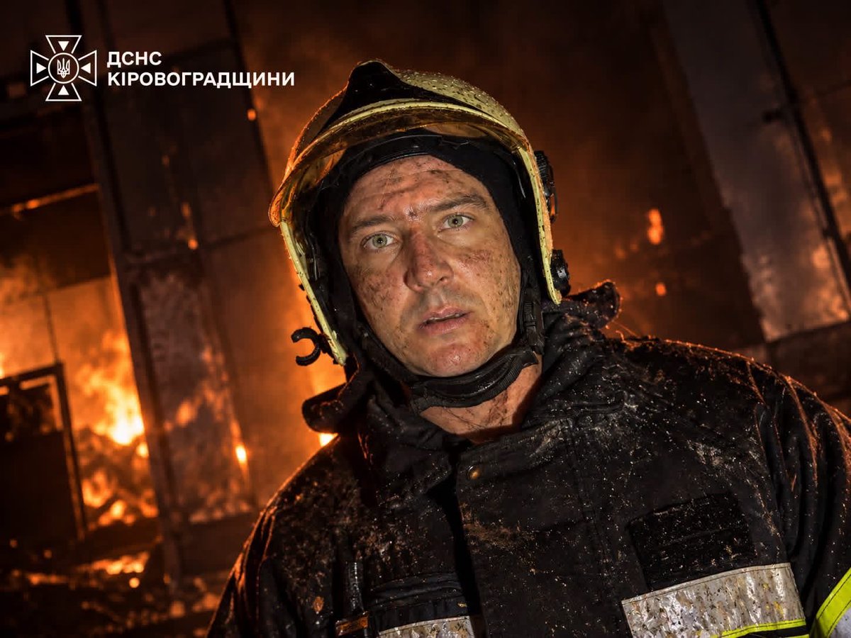 DenysSienik's tweet photo. After talks with the American team, Russia launched another massive aerial assault on Ukraine. Twelve regions came under attack, with several waves of ballistic missiles targeting Kyiv.
Ahead of a possible meeting in China, Putin will not hesitate to escalate his war. Make no mistake.
Ukraine urgently needs more air defense to protect civilians and save lives.
Meanwhile, Starshield speed restrictions remain unchanged.
How many more Ukrainians must die before these restrictions are lifted and our defenders can fully protect our people?