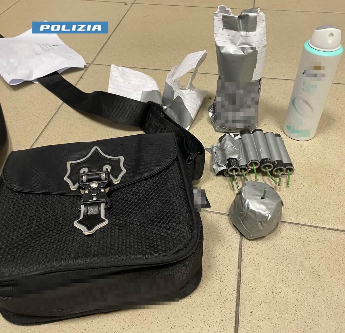 MastriTina's tweet photo. È sempre colpa dei comunisti!

La Questura di Parma in seguito alla verifica dei messaggi in alcune chat in cui si incitava a violenza e devastazioni in città, ha effettuato gli opportuni controlli.
Questo è il materiale ritrovato.

https://t.co/gJR6z6W1zn https://t.co/vXVrVQFueq