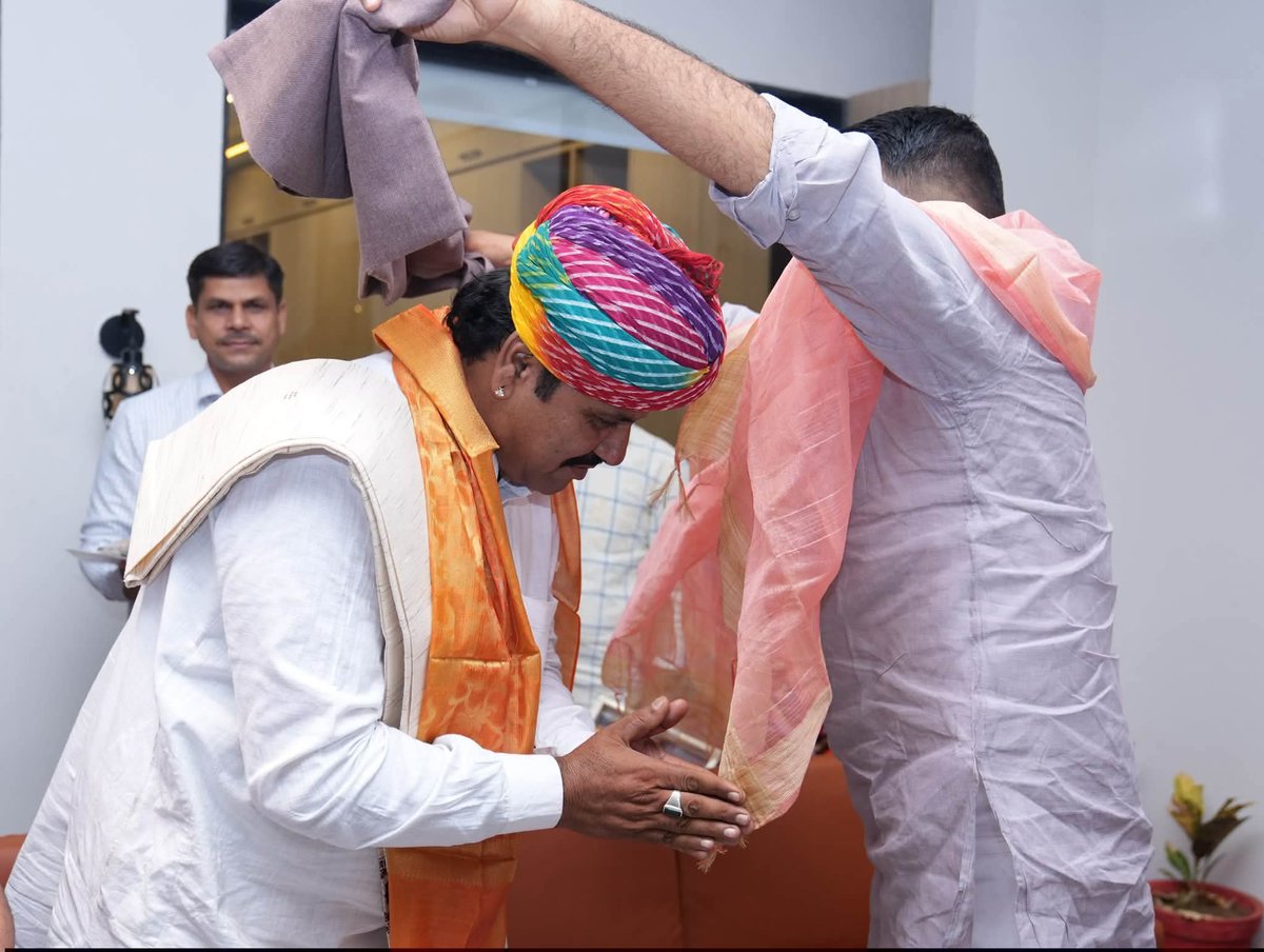 BmrAshok's tweet photo. संगीत साधना का सम्मान, पूरे क्षेत्र के लिए गौरव का क्षण।

बाड़मेर के देदड़ियार निवासी लोक कलाकार मंजूर खान मांगणियार को संगीत नाटक अकादमी पुरस्कार-2024 के अंतर्गत ‘उस्ताद बिस्मिल्लाह खान युवा पुरस्कार’ से सम्मानित किए जाने पर शिव विधायक रविन्द्र सिंह भाटी ने बाड़मेर स्थित कार्यालय में उनसे आत्मीय मुलाकात की तथा इस गौरवपूर्ण उपलब्धि के लिए हार्दिक बधाई एवं शुभकामनाएँ प्रेषित की। 
इस खास मौके पर #शिव विधायक @RavindraBhati__ ने कहा कि "हमारे क्षेत्र की प्रतिभाएँ जब राष्ट्रीय एवं अंतरराष्ट्रीय मंचों पर अपनी कला और साधना से पहचान बनाती हैं, तो यह हम सभी के लिए अपार हर्ष और गर्व का विषय होता है। हमारी लोक संस्कृति की अमूल्य धरोहर को सहेजने और कलाकारों को प्रोत्साहित करने के उद्देश्य से हमने आप सभी के सहयोग से रोहिड़ी म्यूजिकल फेस्टिवल का आयोजन करवाकर स्थानीय कलाकारों को अपनी प्रतिभा प्रदर्शित करने के लिए मंच प्रदान किया था।
हमारा सदैव यह विश्वास रहा है कि यदि हम अपने घर-आँगन में अपनी प्रतिभाओं को सम्मान और प्रोत्साहन देंगे, तो निश्चित ही वे राष्ट्रीय एवं अंतरराष्ट्रीय स्तर पर अपनी विशिष्ट पहचान स्थापित करेंगी।श्री मंजूर खान जी की संगीत साधना, कला के प्रति समर्पण और लोक परंपराओं के संरक्षण में उनका योगदान हमारी समृद्ध सांस्कृतिक विरासत को देश-दुनिया में गौरवान्वित कर रहा है। उनकी यह उपलब्धि आने वाली पीढ़ियों के कलाकारों के लिए भी प्रेरणास्रोत बनेगी।श्री मंजूर खान जी को इस प्रतिष्ठित सम्मान के लिए हार्दिक बधाई एवं उज्ज्वल भविष्य की अनंत शुभकामनाएँ।"
