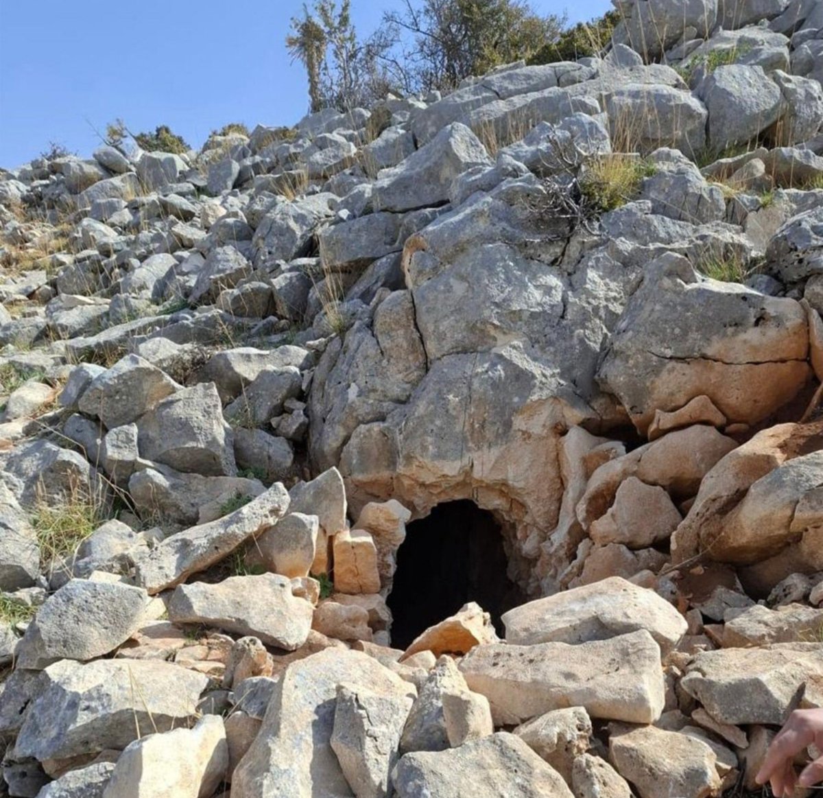leb_now's tweet photo. 📣 الجيش اللبناني: 
العثور على نفق في منطقة العاقورة – جبيل. على أثر ذلك حضرت وحدة عسكرية مختصة وأجرت كشفًا على النفق، وتَبيَّن أنّه غير مكتمل وقديم العهد، وأنّه خالٍ من أيّ تجهيزات أو محتويات https://t.co/fgts6UnhMk