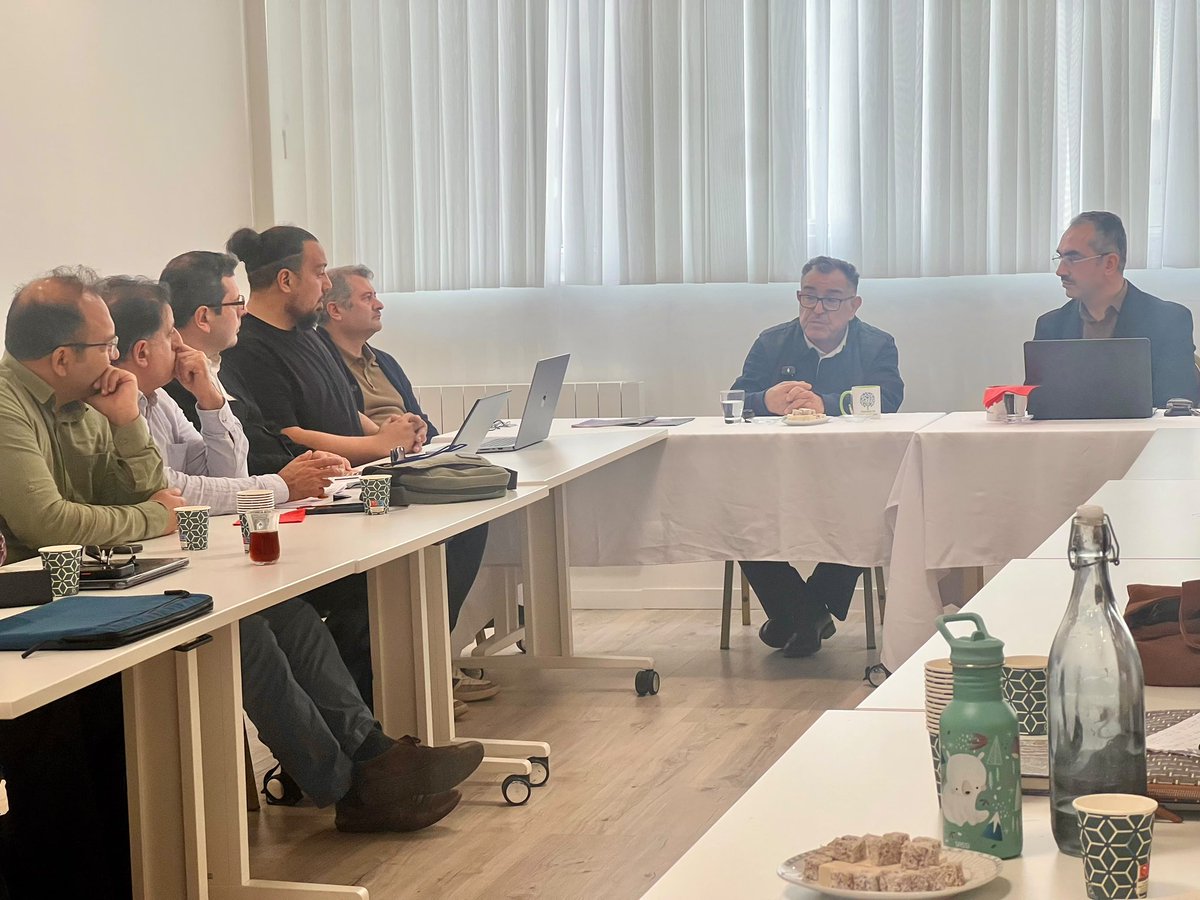 CohesionsFR's tweet photo. M. Naci Tosun, figure éminente du mouvement Hizmet et fidèle compagnon de M. Fethullah Gülen Hodjaefendi, a rencontré les bénévoles de Cohésions en France. Un moment privilégié d'échanges chaleureux sur le bénévolat et la solidarité. ⤵️

https://t.co/pjRgxoZ80P https://t.co/HUY39aFUmG