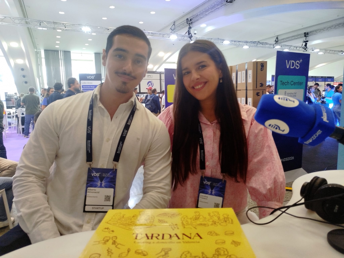 valenciaplaza's tweet photo. 🎙️ Tardana lleva el catering a las empresas en cajas listas para abrir y servir

🔗 https://t.co/JNmMhdPMHi

Alberto Almonacid y Carolina Tresaco explican en VDS 2026 su modelo de entrega a domicilio, que permite organizar encuentros sin servicio de camareros y ya concentra alrededor del 80% de su negocio.
