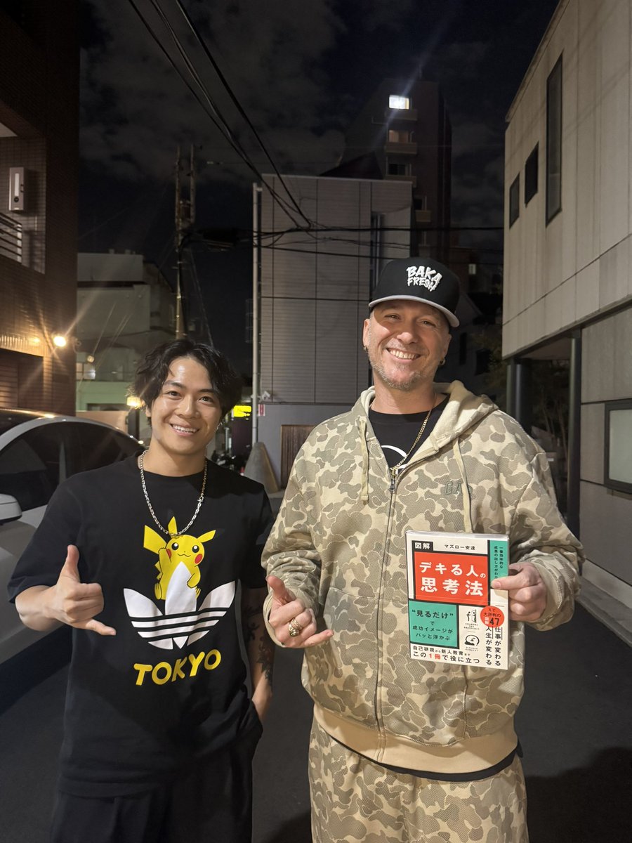 maslow_design's tweet photo. Def TechのSHENと奇跡の遭遇🛸
中学から大ファンで、嬉しすぎて僕の本をプレゼントさせていただきました💪❤️🔥🛸
これからもずっと応援し続けます🤙
#deftech #shen https://t.co/PmDNx4Srh2