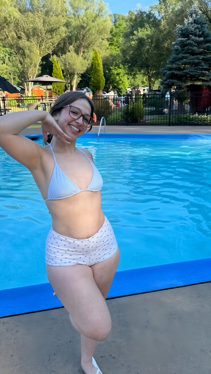 thickasslucie's tweet photo. gotdamn, Lucie😍 https://t.co/Zuy7oPda78