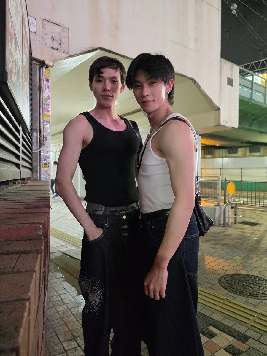 Jeju_nyeon's tweet photo. ผลงานการโคฟเวอร์สามวันที่ผ่านมา จั้นประทับใจทรงผมพี่เมะมาก 55555555555555555 แต่รูปสองที่โคฟตัวเองงานเผาสุดล่ะมั้ย เพิ่งตื่น ผมไม่หวี หน้ายังง่วง แถมยังไม่ทันก้าวลงจากเครื่องเลยด้วยซ้ำ ต้องถ่ายลงแล้ว 😂 https://t.co/3zyCAWDQJD